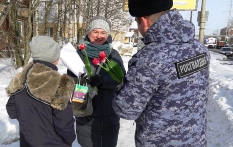 Росгвардейцы вместе с кадетами поздравили женщин с 8 Марта
